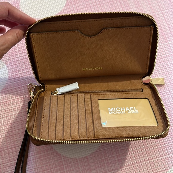 Michael Kors wallet wristband brand new has 2 stains in pictures shown - Picture 3 of 3